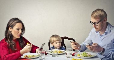 Stire din Social : Nu mai sta atât de mult pe telefon în fața copilului tău! Pot apărea efecte negative!