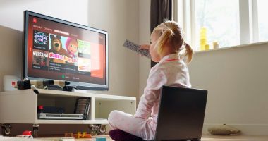 Stire din Sănătate : Statul prelungit la televizor predispune copiii la îngrășare