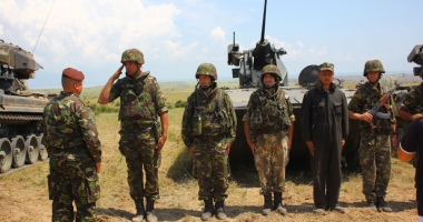 Stire din Eveniment : Modificări importante pentru militari: bani de chirie în funcție de piața imobiliară, avansări mai rapide și drepturi egale între ofițeri