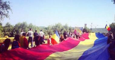 Stire din Actualitate : Steag tricolor românesc, de 300 de metri, a unit România cu Moldova