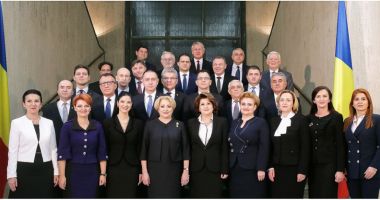 Stire din Politică-Administrație : Platforma România 100, semnal de alarmă. Unde a dispărut steagul UE din fotografia cu Guvernul Dăncilă?