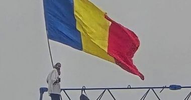 Stire din Social : „Stegarul Dac“, adeptul lui Georgescu s-a urcat în vârful unei macarale să protesteze că nu a putut vota