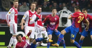 Stire din Sport : Steaua București s-a calificat în optimi după ce a învins Ajax. Fanii au sărbătorit în Piața Universității