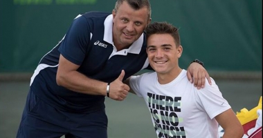 Stire din Sport : Ștefan Paloși  s-a calificat  în semifinalele  Orange Bowl