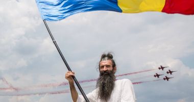 Stire din Actualitate : Preşedintele Comisiei pentru cercetarea abuzurilor din Camera Deputaţilor, întâlnire cu Stegarul Dac, aflat de aproape trei săptămâni în greva foamei