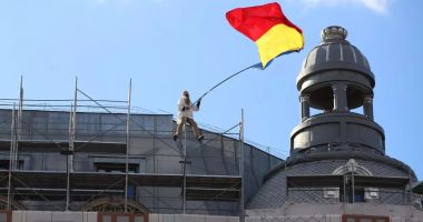 Stire din Eveniment : ”Stegarul Dac” a agitat iar forțele de ordine. S-a urcat pe clădirea Universităţii Bucureşti pentru a flutura drapelul național
