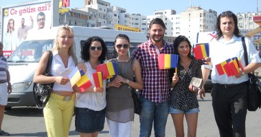 Forța Civică a împărțit stegulețe tricolore pe stradă - 3