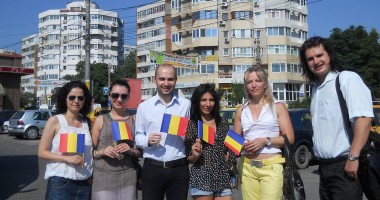 Stire din Politică-Administrație : Forța Civică a împărțit stegulețe tricolore pe stradă