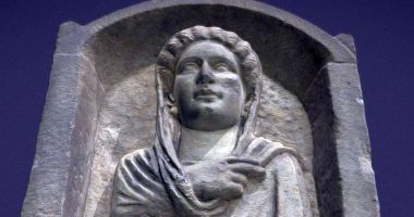 Stire din Cultură-Educație : Stelă funerară din secolul III, reprezentată în format 3D