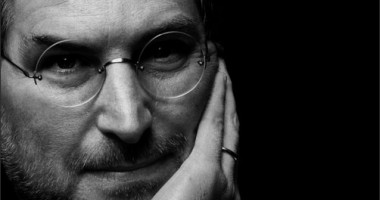 Stire din Social : Când va fi lansată biografia lui Steve Jobs în limba română
