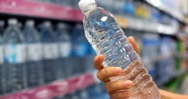 Stire din Actualitate : Sticla de apă de 500 ml, plafonată la trei lei în aeroporturi și gări. Amenzi uriașe pentru comercianți