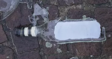 Stire din Eveniment : Un tânăr a ajuns la spital după ce a fost la un pas de moarte. A fost atacat cu o o sticlă spartă