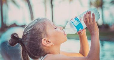 Stire din Sănătate : Nu este recomandat să beți apă din sticle de plastic!