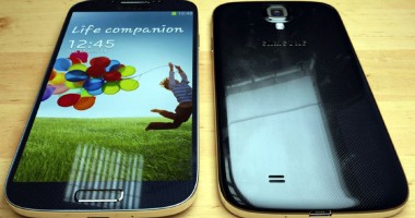 Stire din Diverse : Samsung admite că anumite telefoane Galaxy S 4 au probleme cu bateria