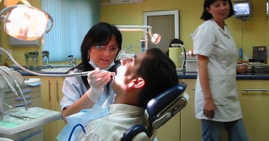 Stire din Sănătate : 80% dintre boli pot fi depistate de dentist