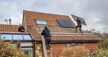 Stire din Economie : Prosumatorii care își instalează capacități fotovoltaice mult mai mari decât consumul propriu vor fi penalizați