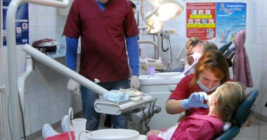 Stire din Sănătate : Luxul de-a avea dinți în gură. Statul nu mai decontează tratamentele stomatologice