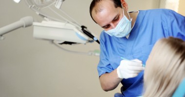 Stire din Sănătate : Stomatologii, obligați la trei ore pe zi de lucru pentru a respecta contractul cu CJAS