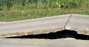 Stire din Eveniment : FOTO / Strada pe care maşinile "zboară"! Semnal de alarmă: "Vă rugăm să circulați prudent!"