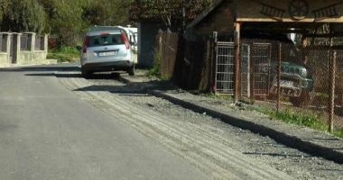 Se întâmplă în România! Un constructor s-a supărat și și-a luat înapoi asfaltul proaspăt turnat