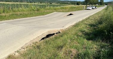 FOTO / Strada pe care maşinile "zboară"! Semnal de alarmă: "Vă rugăm să circulați prudent!" - 2