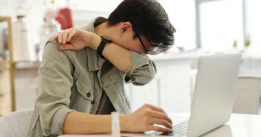 Stire din Sănătate : Strănutul a devenit tot mai deranjant? Iată cum puteți scăpa de el!