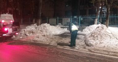 Stire din Social : Străzile și aleile din apropierea școlilor și grădinițelor, curățate de zăpadă