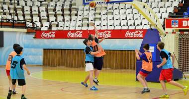 Stire din Sport : Baschet: Mai e puțin timp până se închid înscrierile la Streetplay 3x3 streetball