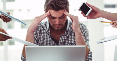 Stire din Actualitate : Șapte din zece români spun că munca le afectează starea de bine. Renunță la prieteni pentru job