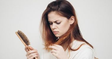 Stres sau probleme medicale? De ce ne pierdem părul