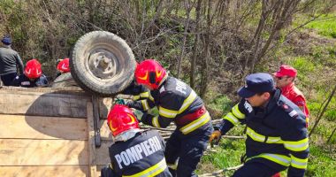 Stire din Eveniment : A murit strivit de viu, după ce căruţa cu lemne pe care o conducea s-a răsturnat peste el