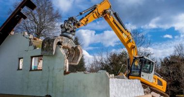 Stire din Eveniment : A murit strivit de un zid. Bărbatul îşi ajuta vecinul să demoleze o casă