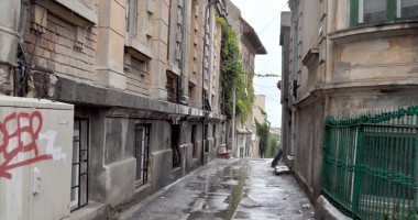 Stire din Cultură-Educație : Constanța: Poveste parfumată sau emblemă șifonată?