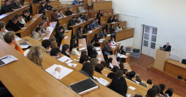 Stire din Cultură-Educație : 2.800 de locuri în universități pentru alte etnii