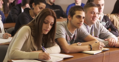 Stire din Cultură-Educație : Tinerii fizicieni se perfecționează în mod continuu