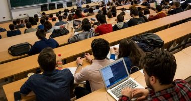 Stire din Cultură-Educație : Mai multe asociații ale studenților protestează față de intenția Guvernului de a elimina reduceri la transportul public și înghețarea burselor
