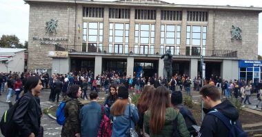Stire din Cultură-Educație : GALERIE FOTO / Studenții s-au strâns la festivitatea de deschidere a anului universitar
