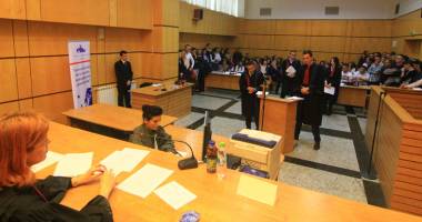 Stire din Cultură-Educație : Premieră pentru Universitatea "Ovidius": studenții de la Drept s-au "duelat" la Tribunal