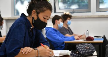 Stire din Cultură-Educație : Studenţii sunt încurajaţi să îşi găsească locuri de muncă
