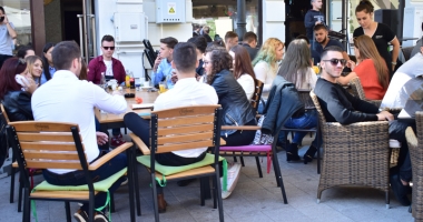 Studenții au început anul universitar la… terasă. Rectorii se bat cu pumnul în piept că universitățile lor sunt puternice - 3