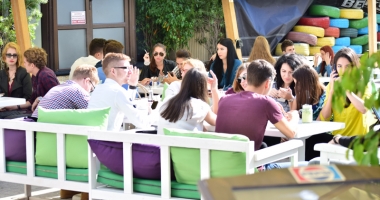 Studenții au început anul universitar la… terasă. Rectorii se bat cu pumnul în piept că universitățile lor sunt puternice - 4
