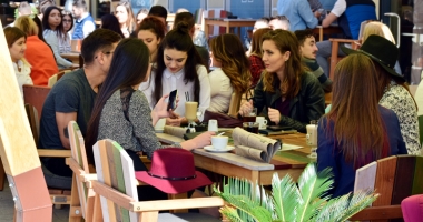 Studenții au început anul universitar la… terasă. Rectorii se bat cu pumnul în piept că universitățile lor sunt puternice - 2