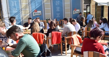 Studenții au început anul universitar la… terasă. Rectorii se bat cu pumnul în piept că universitățile lor sunt puternice - 5