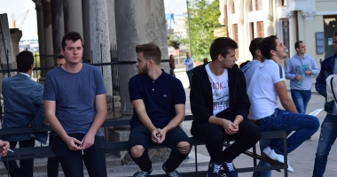 Studenții au început anul universitar la… terasă. Rectorii se bat cu pumnul în piept că universitățile lor sunt puternice - 9