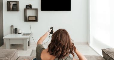 Stire din Social : Televizorul, scos de pe lista românilor când vine vorba de informații