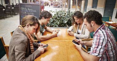 Stire din Social : Lucruri fără de care nu mai concepem viața. Românii s-ar simți pierduți  dacă nu ar avea smartphone-ul cu ei