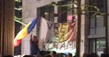 Stire din Politică-Administrație : SCENE DRAMATICE LA TORINO ȘI PARIS / Poliția italiană a atacat miile de români aflați la vot cu gaze lacrimogene. La Paris, românii sunt bătuți de jandarmerie