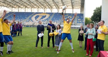 Stire din Sport : Sub privirile Familiei Regale! Frontiera Tomis Constanţa a cucerit Cupa Regelui la oină