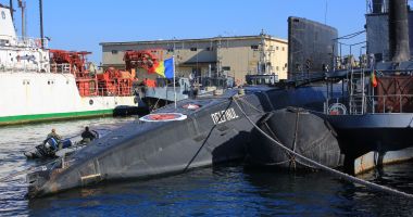 Stire din Eveniment : Așa să fie? 3 submarine pentru Forțele Navele! Dar, timp de 22 de ani, nu s-au găsit bani pentru bateriile "Delfinului"...