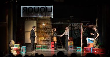 Stire din Cultură-Educație : S-au epuizat biletele la spectacolul „Suburbia”, de la Teatrul „Căluțul de mare”
